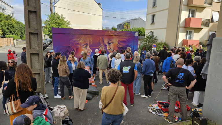 le public au vernissage d'Emyart's